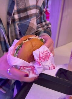 Αλητεία Άθενς: Street food με χαρακτήρα, μπέργκερ και hip-hop vibes στο Αιγάλεω