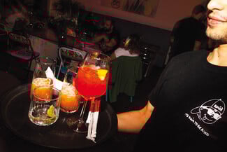 Κουλ Άθενς: Απογευματινό ποτό στο πιο κουλ στέκι της Καλλιθέας