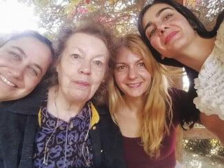 Θέμις Εικοσιπεντάρχου (Themis Eleni): Μια καλλιτέχνις που κάνει το γέλιο τελετουργία