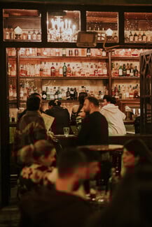 Upupa Epops the Bar: Ένα χρωματιστό στέκι στα Πετράλωνα που μένει σταθερό μέσα στα χρόνια