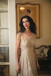 Θέμις Εικοσιπεντάρχου (Themis Eleni): Μια καλλιτέχνις που κάνει το γέλιο τελετουργία