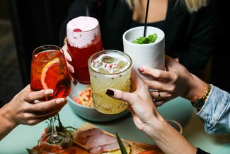 Drunk Duck: Η Καλλιθέα πίνει κοκτέιλ και τρώει σούσι