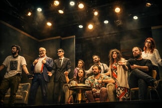 «Ο Ημιυπαίθριος»: Μια πρωτότυπη κωμωδία - φάρσα του Γιώργου Αλκαίου στο θέατρο Coronet