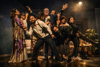 «Ο Ημιυπαίθριος»: Μια πρωτότυπη κωμωδία - φάρσα του Γιώργου Αλκαίου στο θέατρο Coronet