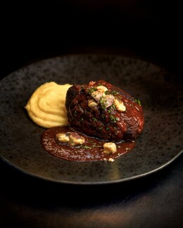 Beluga Art: Ο all-day προορισμός του Πειραιά που συνδυάζει γαστρονομία και τέχνη