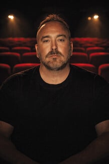 Ο Ημιυπαίθριος του Γιώργου Αλκαίου: Μια σουρεαλιστική κωμωδία για όλα τα σοβαρά της ζωής