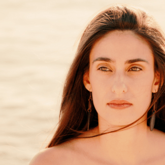 Η Roxani Chatzidimitriou παρουσιάζει το νέο της άλμπουμ «Entre Ruidos» (Ανάμεσα στους Θορύβους)