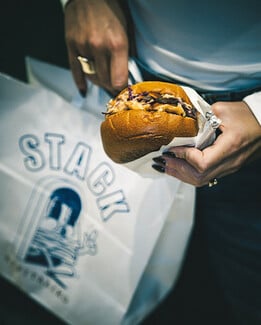 Stack Burgers: Street φιλοσοφία από ένα σημείο στο Ίλιον για να χορταίνουμε αληθινό μπέργκερ!