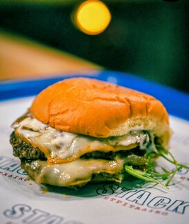 Stack Burgers: Street φιλοσοφία από ένα σημείο στο Ίλιον για να χορταίνουμε αληθινό μπέργκερ!