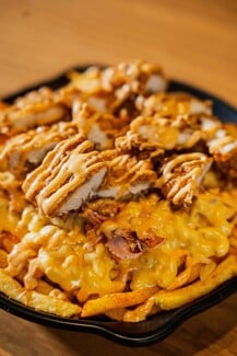 Μπαρ Μπεε Κιου x Λευτέρης Πέτρου: Νέες συνταγές, νέα γευστική ταυτότητα