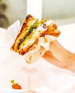 Black Salami: Ο φούρνος των Εξαρχείων που περιμένει με υπομονή τις ζύμες του