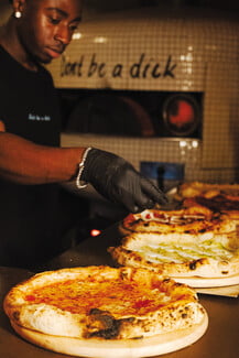 Don’t be a Dick: Απογευματινό ποτό και πίτσα σε ένα ντίσκο σκηνικό