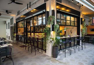 ζιράφ Wine Bar: Οινογνωσία για όλους σε ένα σκηνικό με street afro ατμόσφαιρα