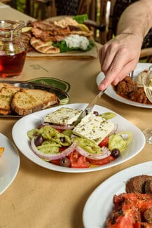 Τα μεζεδάκια του «Παπαγάλου» στην Καλλιθέα μένουν αξέχαστα 