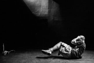 Ταπ Άουτ: Ένα ρινγκ επιβίωσης στήνεται στο θέατρο Μικρό Γκλόρια