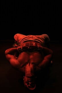 Ταπ Άουτ: Ένα ρινγκ επιβίωσης στήνεται στο θέατρο Μικρό Γκλόρια