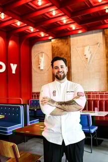 ΜΠΑΡ ΜΠΕΕ ΚΙΟΥ: Ο Λευτέρης Πέτρου δίνει νέο twist στα αγαπημένα σου burgers 