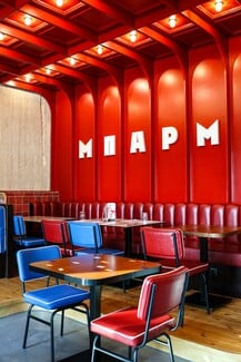 ΜΠΑΡ ΜΠΕΕ ΚΙΟΥ: Ο Λευτέρης Πέτρου δίνει νέο twist στα αγαπημένα σου burgers 