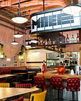 ΜΠΑΡ ΜΠΕΕ ΚΙΟΥ: Ο Λευτέρης Πέτρου δίνει νέο twist στα αγαπημένα σου burgers 