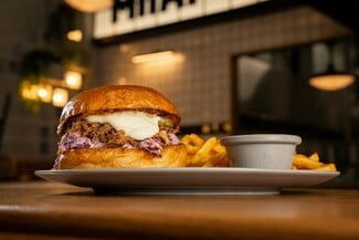 ΜΠΑΡ ΜΠΕΕ ΚΙΟΥ: Ο Λευτέρης Πέτρου δίνει νέο twist στα αγαπημένα σου burgers 