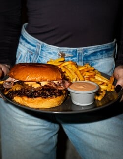 ΜΠΑΡ ΜΠΕΕ ΚΙΟΥ: Ο Λευτέρης Πέτρου δίνει νέο twist στα αγαπημένα σου burgers 