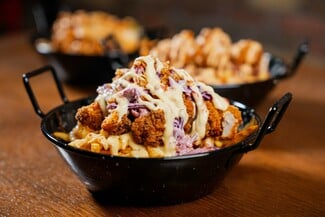 ΜΠΑΡ ΜΠΕΕ ΚΙΟΥ: Ο Λευτέρης Πέτρου δίνει νέο twist στα αγαπημένα σου burgers 