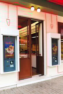 La Jacka: Το νέο street food του Πειραιά είναι ένα concept που έχει από πίσω ένα βαρύ όνομα