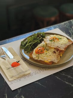 Νερατζιά: Αγαπημένες γεύσεις σε ένα στέκι που θυμίζει παλιά Αθήνα