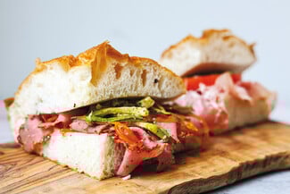 Πεντανόστιμες: Πίτες με φύλλο γιουφκά και σάντουιτς γεμισμένα με αλλαντικά και τυριά της ελληνικής παράδοσης