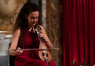 Το Kelly Thoma Trio στο Theatre of the No: Μια «Νυχτερινή Πτήση» πέρα από χρόνο και τόπο