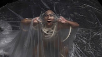 «ΚΟΜΜΑ» | Performance Σωματικού Θεάτρου: Η ιστορία μιας γυναίκας από τη γέννηση έως τον θάνατο