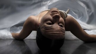 «ΚΟΜΜΑ» | Performance Σωματικού Θεάτρου: Η ιστορία μιας γυναίκας από τη γέννηση έως τον θάνατο