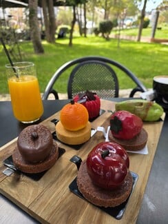 Tolis Sweets ’n’ Eats: Το viral «Bασίλειο των Φρούτων» στη Νίκαια