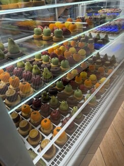 Tolis Sweets ’n’ Eats: Το viral «Bασίλειο των Φρούτων» στη Νίκαια