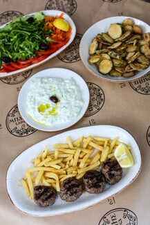 Ήρθε πλέον και στο κέντρο της Αθήνας ο γνωστός «ΜΠΑΜΠΗΣ» του Φαλήρου