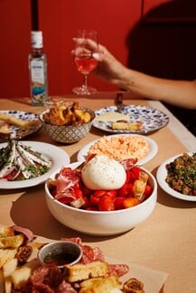 Το «Παντοπωλείον ο Αντρίκος» ξυπνά αναμνήσεις από το πιο ωραίο κυριακάτικο τραπέζι σου