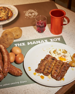 «Της μάνας σου»: Μια νέα άφιξη στη Θεσσαλονίκη που σερβίρει γεύσεις και αναμνήσεις