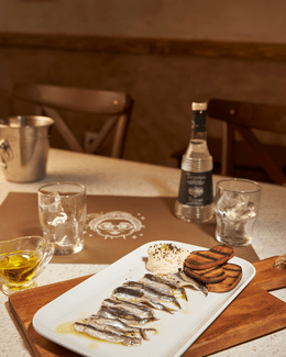 «Της μάνας σου»: Μια νέα άφιξη στη Θεσσαλονίκη που σερβίρει γεύσεις και αναμνήσεις