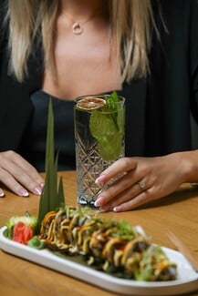 «Drunk Duck»: Η νέα γευστική εμπειρία σούσι που ανεβάζει τον πήχη στην ασιατική κουζίνα