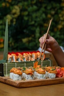 «Drunk Duck»: Η νέα γευστική εμπειρία σούσι που ανεβάζει τον πήχη στην ασιατική κουζίνα