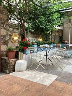 Ο Αφούσης: Η αγαπημένη ταβέρνα των Εξαρχείων επιστρέφει με νέο όνομα και την ίδια αυθεντική γοητεία