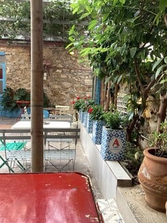 Ο Αφούσης: Η αγαπημένη ταβέρνα των Εξαρχείων επιστρέφει με νέο όνομα και την ίδια αυθεντική γοητεία