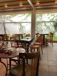 Ο Αφούσης: Η αγαπημένη ταβέρνα των Εξαρχείων επιστρέφει με νέο όνομα και την ίδια αυθεντική γοητεία