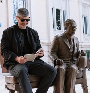 Μια θέση δίπλα στον Καβάφη