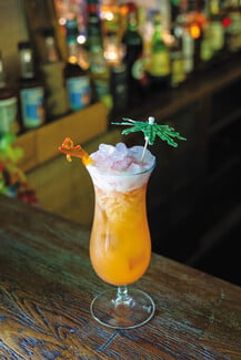 Tiki Bar: Το Κουκάκι έχει τροπικά vibes από το πρωί μέχρι αργά τη νύχτα