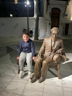 Μια θέση δίπλα στον Καβάφη