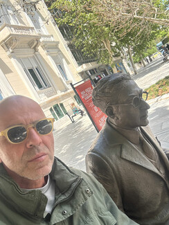 Μια θέση δίπλα στον Καβάφη
