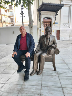 Μια θέση δίπλα στον Καβάφη