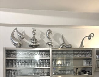 Οι «City Dwellers» τού Μαρκ Χατζηπατέρα κατακλύζουν ένα εστιατόριο στου Ψυρρή 