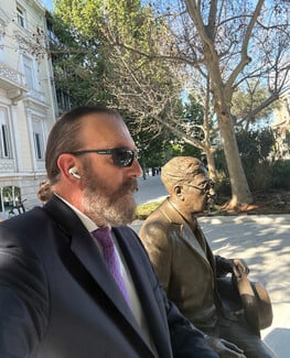 Μια θέση δίπλα στον Καβάφη